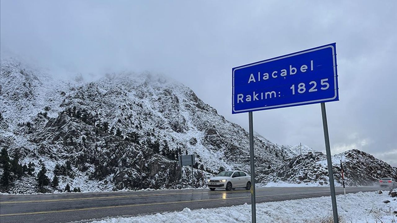 Alacabel’de kar yağışı etkisini sürdürüyor: Kar kalınlığı 30 santimetreye ulaştı