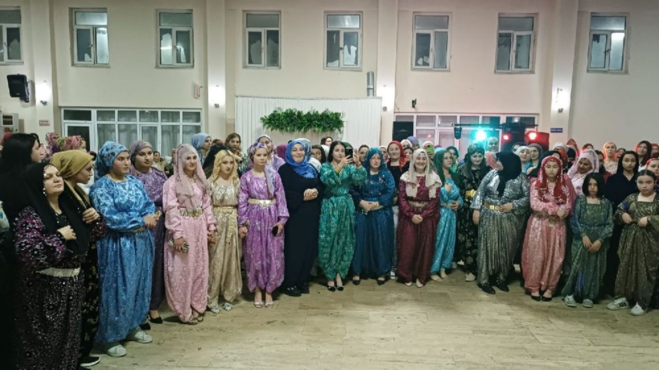 Yöresel Kıyafetler Şarkikaraağaç’ı salladı