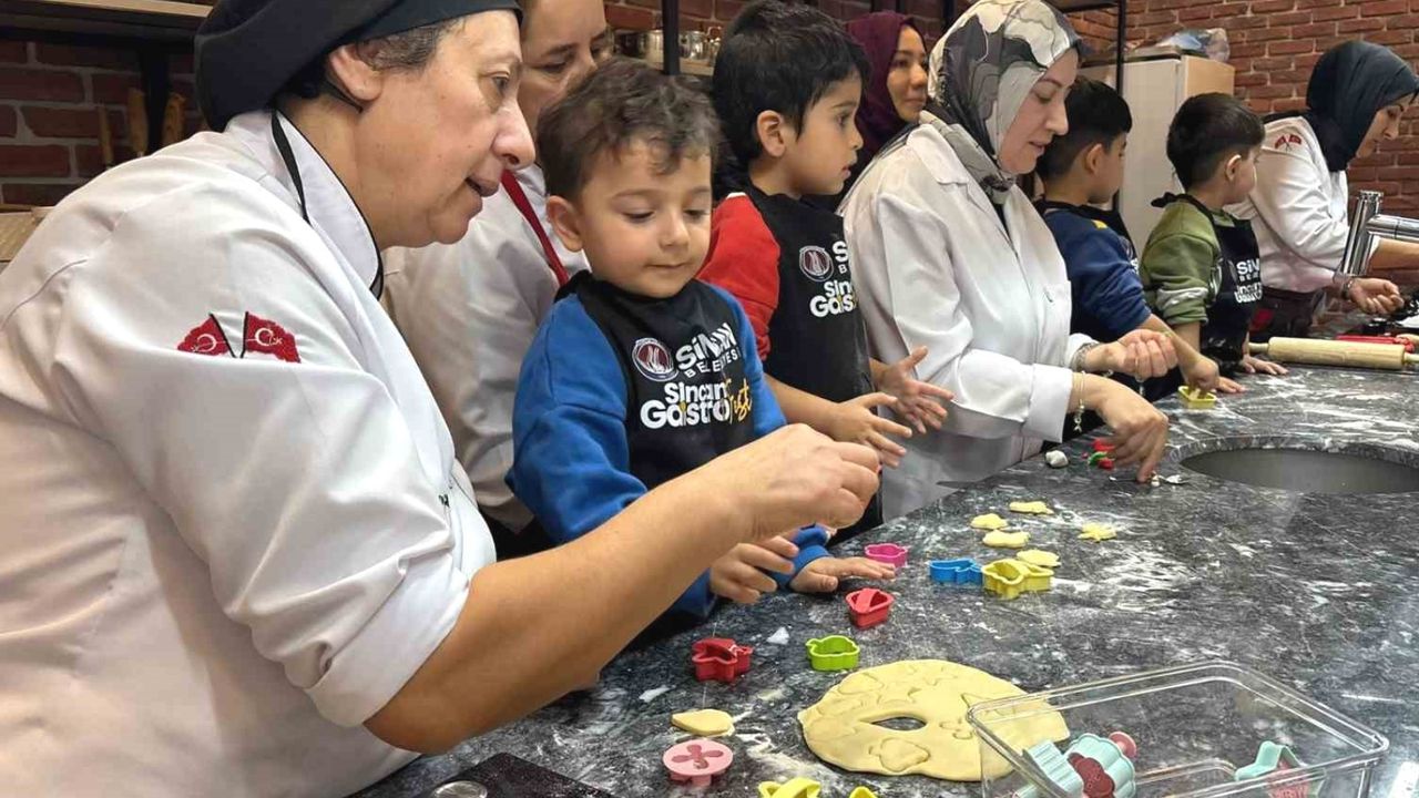 Minik öğrenciler Gastro Sincan’da kurabiye yaptı