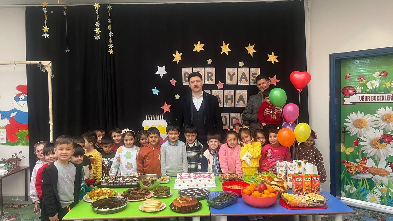 Digor Kaymakamı Kahraman "Bir Yaş Daha Aldık" parti heyecanına ortak oldu