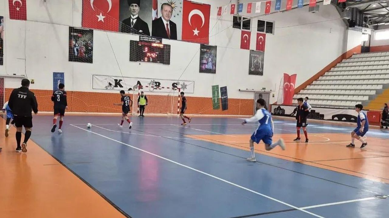Kars’ta futsal rüzgarı: Gençler il birinciliği sona erdi