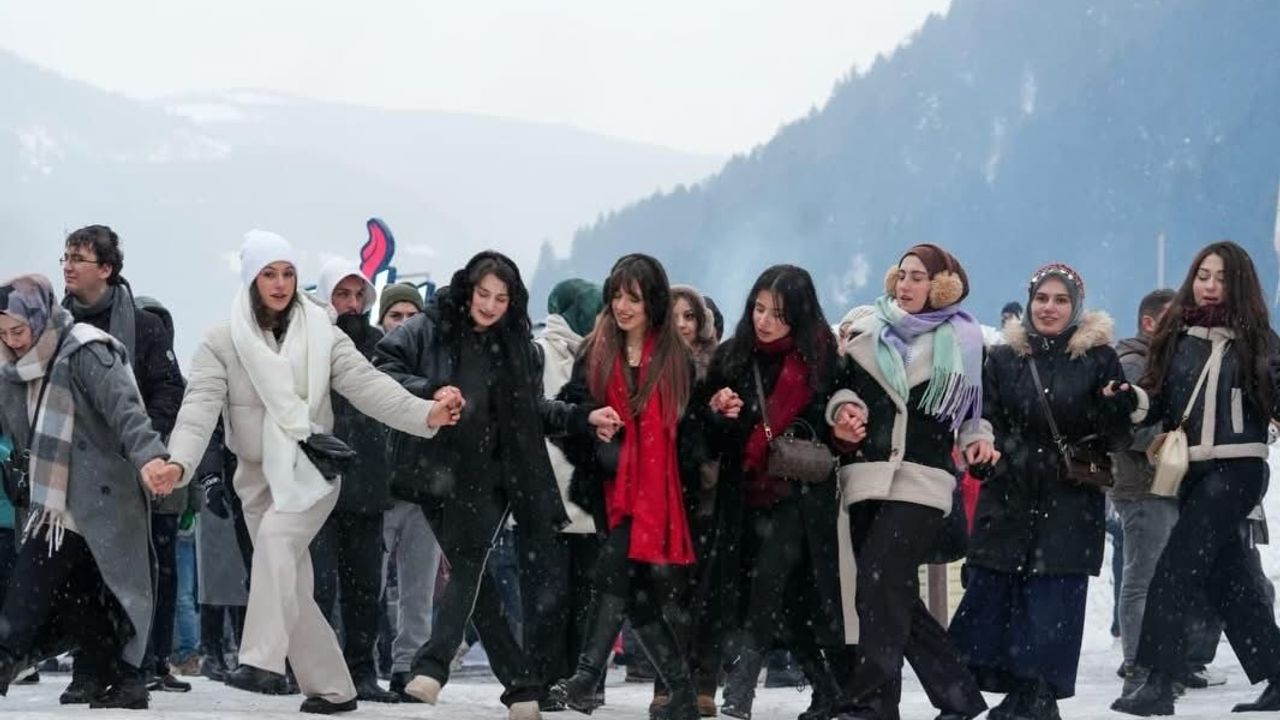 Uzungöl Kış Festivali’nde horon rekoru: 6 bin 161 kişi el ele