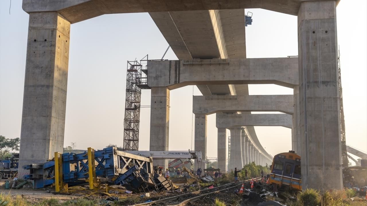 Yolcu treninin üzerine vinç devrildi: 32 ölü, 64 yaralı