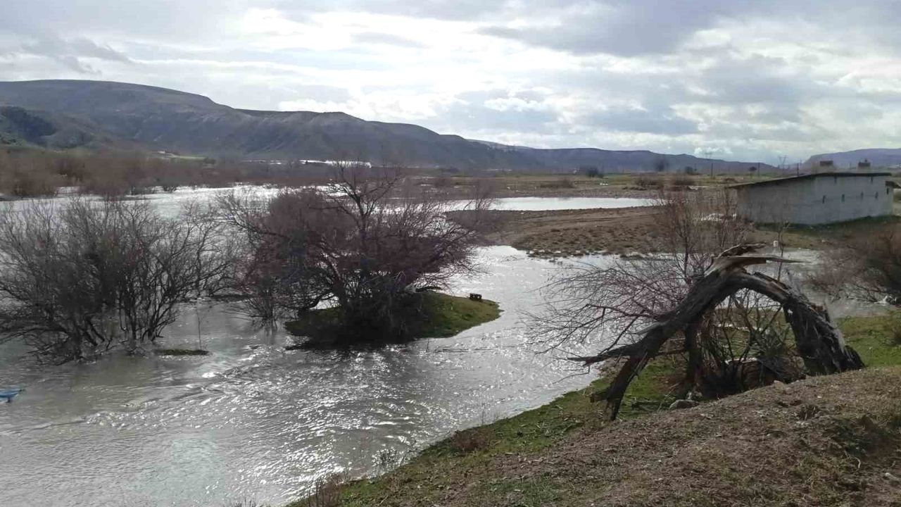 Beypazarı’nda sağanak yağmur sonrası ekili araziler sular altında kaldı