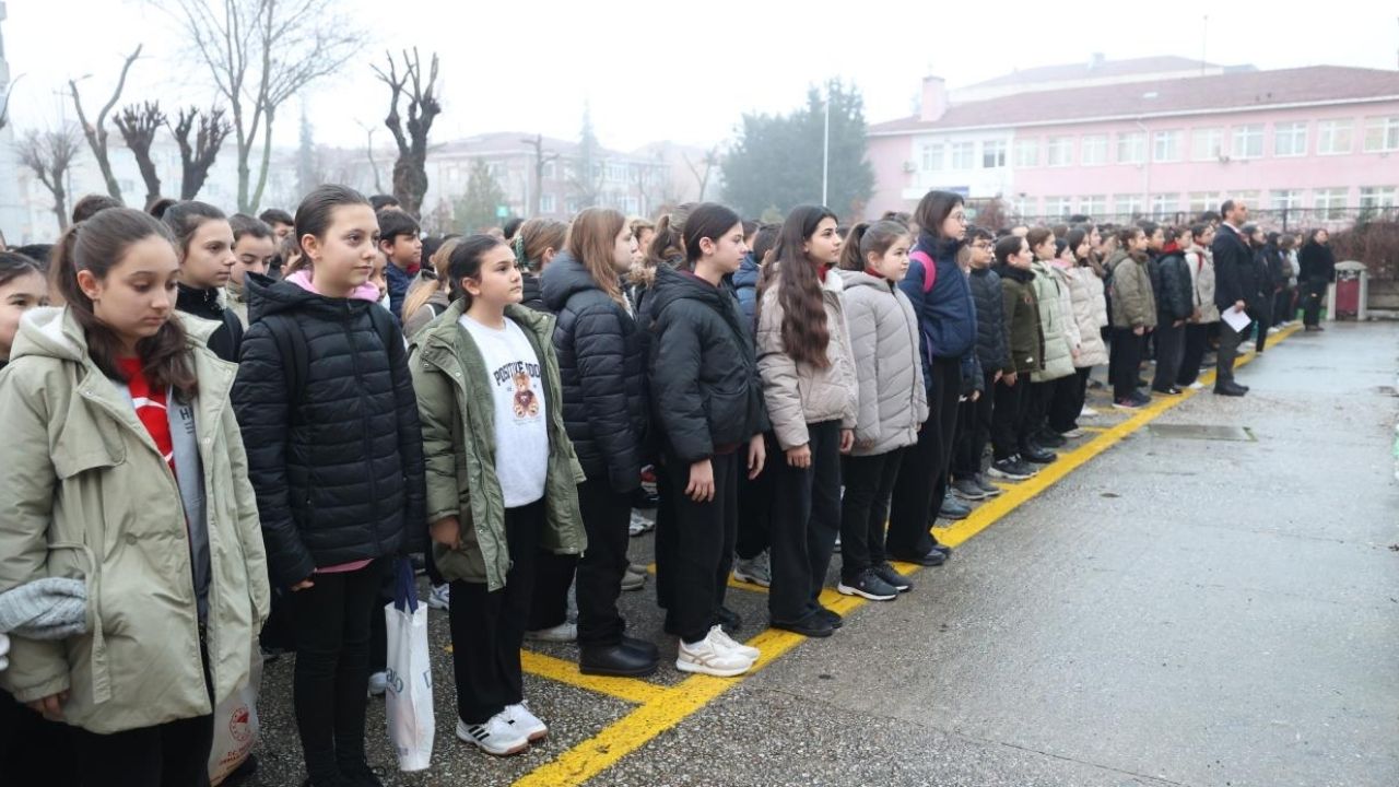 Okullarda 6 Şubat için saygı duruşunda bulunuldu