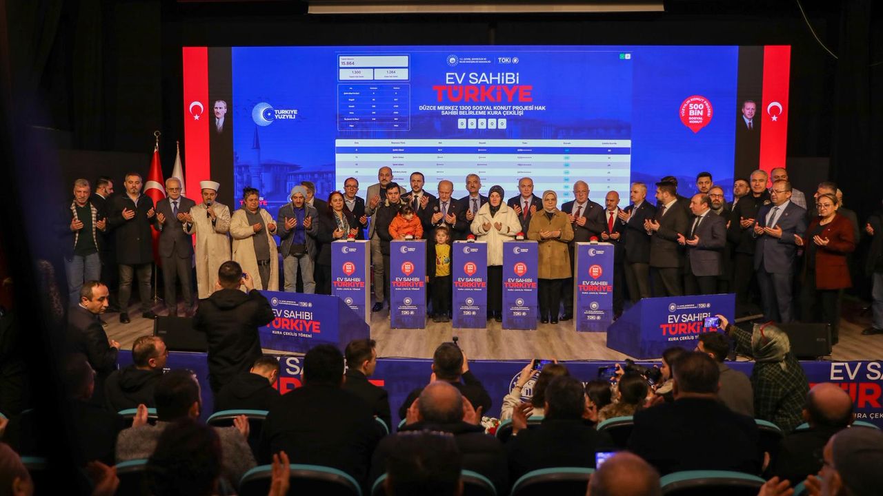 TOKİ'nin kura çekim heyecanı "salona sığmadı"