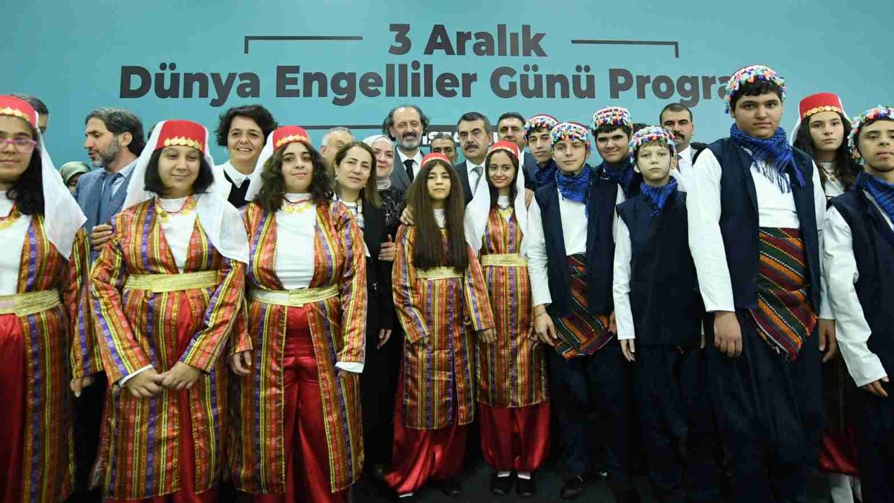 Yusuf Tekin, Engelsiz Yaşam Fuarı'na katıldı