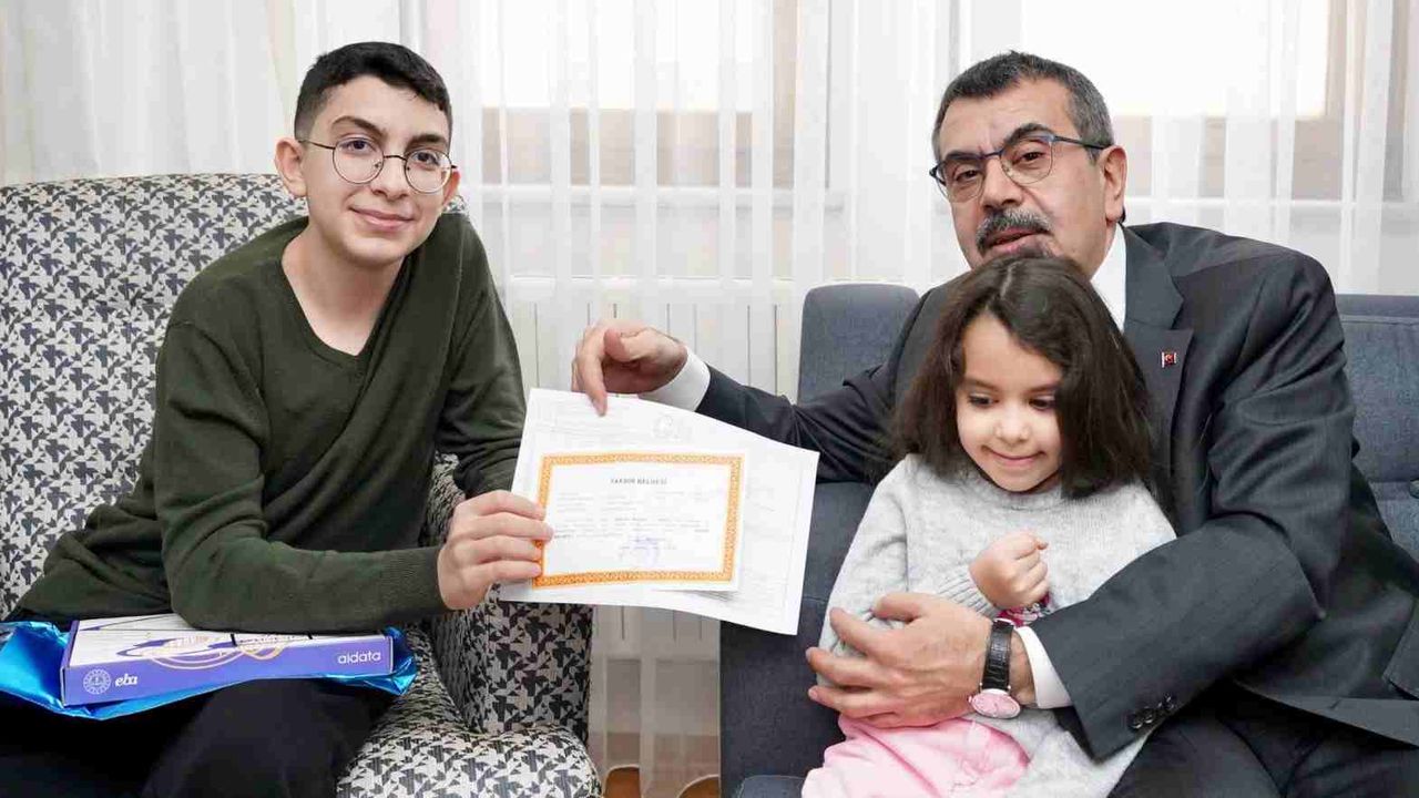 Depremzede öğrencinin karnesini Bakan verdi
