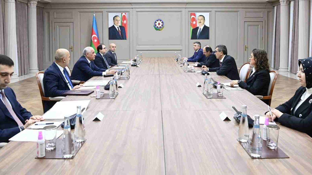 Yusuf Tekin, Azerbaycan Başbakanı Ali Esedov ile bir araya geldi
