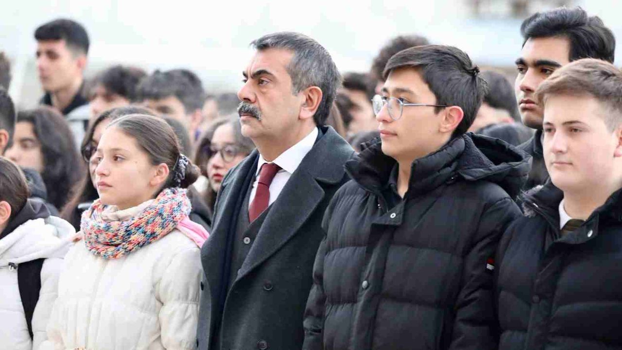 Depremlerde hayatını kaybedenler tüm okullarda saygı duruşuyla anılacak