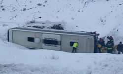 Erzincan'da yolcu otobüsü devrildi