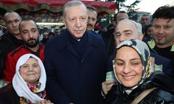 Cumhurbaşkanı Erdoğan, Sultanahmet'te vatandaşların Regaip Kandili'ni kutladı