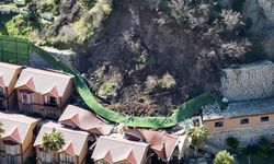 Artvin'deki heyelanda turistik tesisin bazı bölümleri yıkıldı