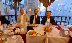 Beypazarı Belediye Başkanı Dr. Özer Kasap, iftar yemeğinde siyasi parti başkanlarıyla araya geldi