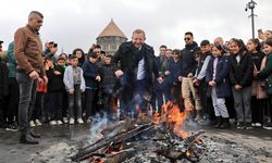 Kars’ta baharın müjdecisi nevruz ateşi kar altında yakıldı