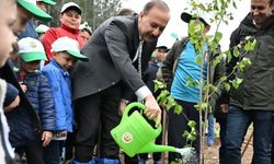 Isparta Valisi Erin’den Yakaören köyü halkıyla anlamlı fidan dikimi etkinliği