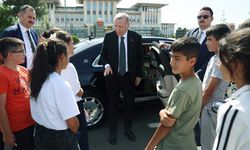 Cumhurbaşkanı Erdoğan, 15 Temmuz Şehitler Anıtı'nda Adıyamanlı çocuklarla buluştu