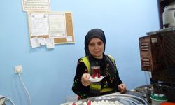 Otuz yedi yıllık ilçenin ilk kadın çaycı Fatma annesi