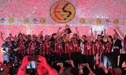 Eskişehirspor şampiyonluğunu sahada kutladı