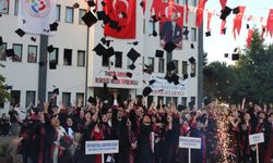 Beşikdüzü MYO 30. Dönem mezunlarından 282 kişi kep sevinci yaşadı