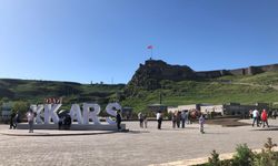 Kars Kalesi'ne ziyaretçi akını: Hem yerli hem yabancı turistlerin ilgisi yoğun