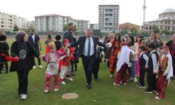 Kars’ta halk oyunlarıyla final: Vali Polat "Anadolu’nun Ritmi" kapanış törenine katıldı