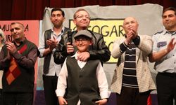 Kars’ta “Otogargara” Tiyatro oyunu seyircisiyle buluştu