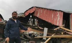 Van'da şiddetli fırtına çatıları uçurdu araçlara zarar verdi