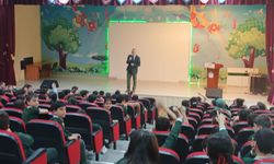 Gazeteci-yazar Metin Özmen 150. konferansını Bitlis'te verdi