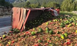 Antalya’da karpuz yüklü kamyon devrildi