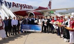 Fly Arystan’dan Gazipaşa’ya ilk uçuş! Çiçeklerle karşılandılar