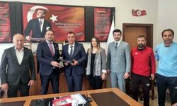 MHP İlçe Başkanı Orhan ve İl Başkan Yardımcısı Erdoğan, Milli Eğitim Müdürü Uslu'yu  ziyaret etti