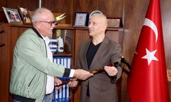 Emekli madenci, kendi yaptığı bastonu Demir’e hediye etti