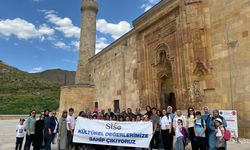 Çocuklar eserleri hayranlıkla inceledi