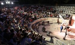 İzmir Efes Amfi Tiyatro'da sanat ve dayanışma