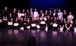 Bursa Devlet Tiyatrosu'nun kursiyerleri sahnede mezun oldu