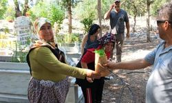 Arefe günü anlamlı jest: Antalya'da vatandaşa çiçek sürprizi
