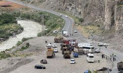 Hakkari Çukurca yolunda midibüs devrildi: 12 asker hafif yaralandı