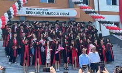 Beşikdüzü Anadolu Lisesi 15. mezunlarından 80 öğrenci kep fırlattı