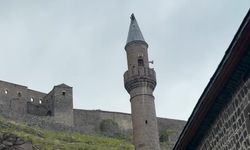 Kars’taki Tarihi Vaiz Oğlu Camisi’nin Alem’i kırıldı, yetkililerden ilgi bekliyor
