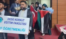 Kars Kafkas Üniversitesi mezuniyet töreninde anlamlı mesaj: Türk ve Filistin bayraklarıyla sahneye çıktılar