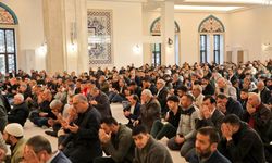 Kars'ta Bayram namazında vatandaşlar camilere akın etti