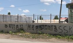 Kars demiryolu istinat duvarı aşk tahtasına döndü! Vatandaşlar temizlik ve önlem istiyor