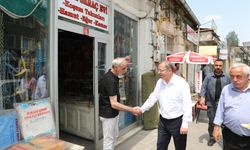 Kars Valisi Ziya Polat, Cuma namazını vatandaşlarla kirlikte kıldı, esnaf ve miniklerle sohbet etti