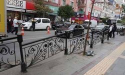 Isparta'da kaldırım kenarlarına yerleştirilen demir korkuluklara vatandaştan tepki