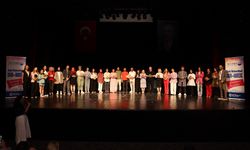 KO-MEK kursiyerlerine sahnede tam not