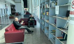 Yolcular otobüslerini kitap okuyarak bekliyor