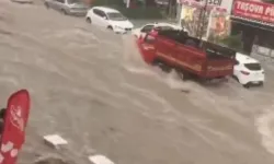 Ankara sağanak yağışa teslim oldu: Alt geçitleri sel bastı, çatılar uçtu