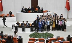TBMM Genel Kurulunda CHP'li vekiller kürsüyü işgal etti