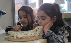 Kars'ta küçük kız kardeşlerin peynir sevgisi